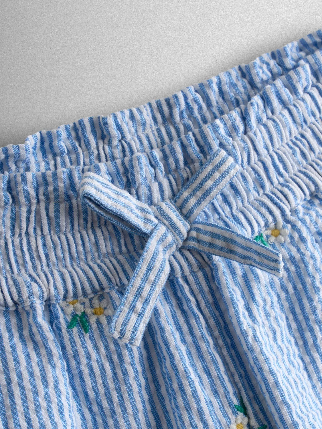 Брюки из сеерсакера с вышивкой Jojo Maman Bébé, Blue Stripe Daisy — фото 4
