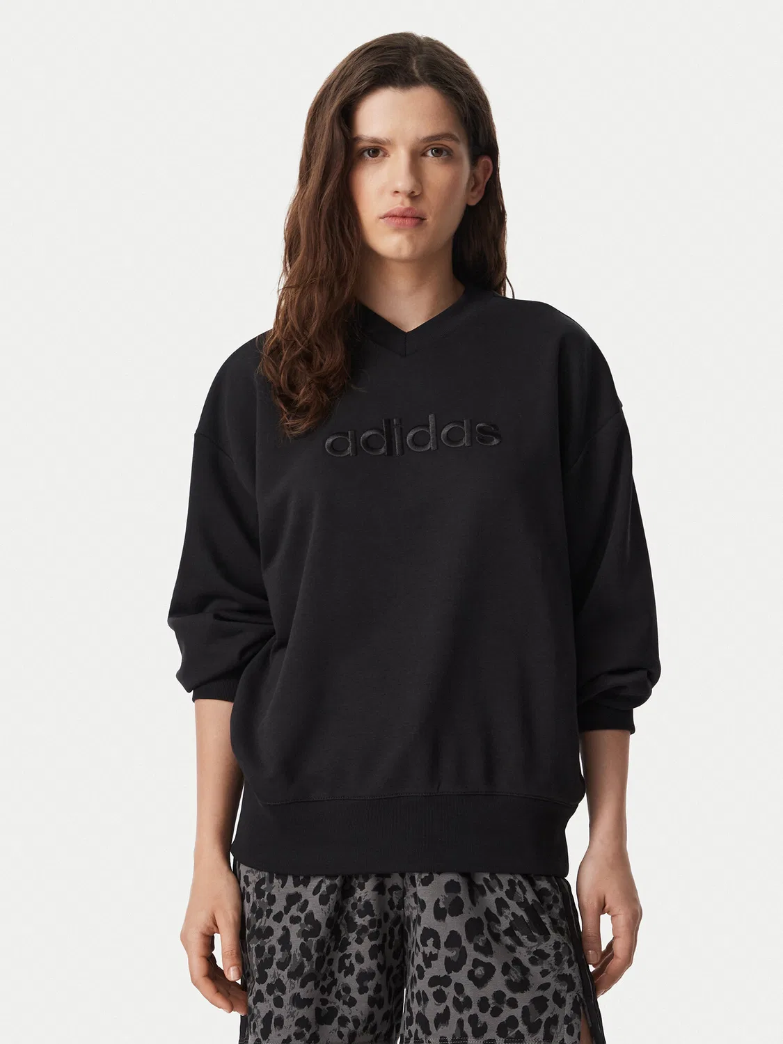Женская толстовка стандартного кроя Seasonal Essentials Stain V-Neck Sweatshirt Adidas, черный