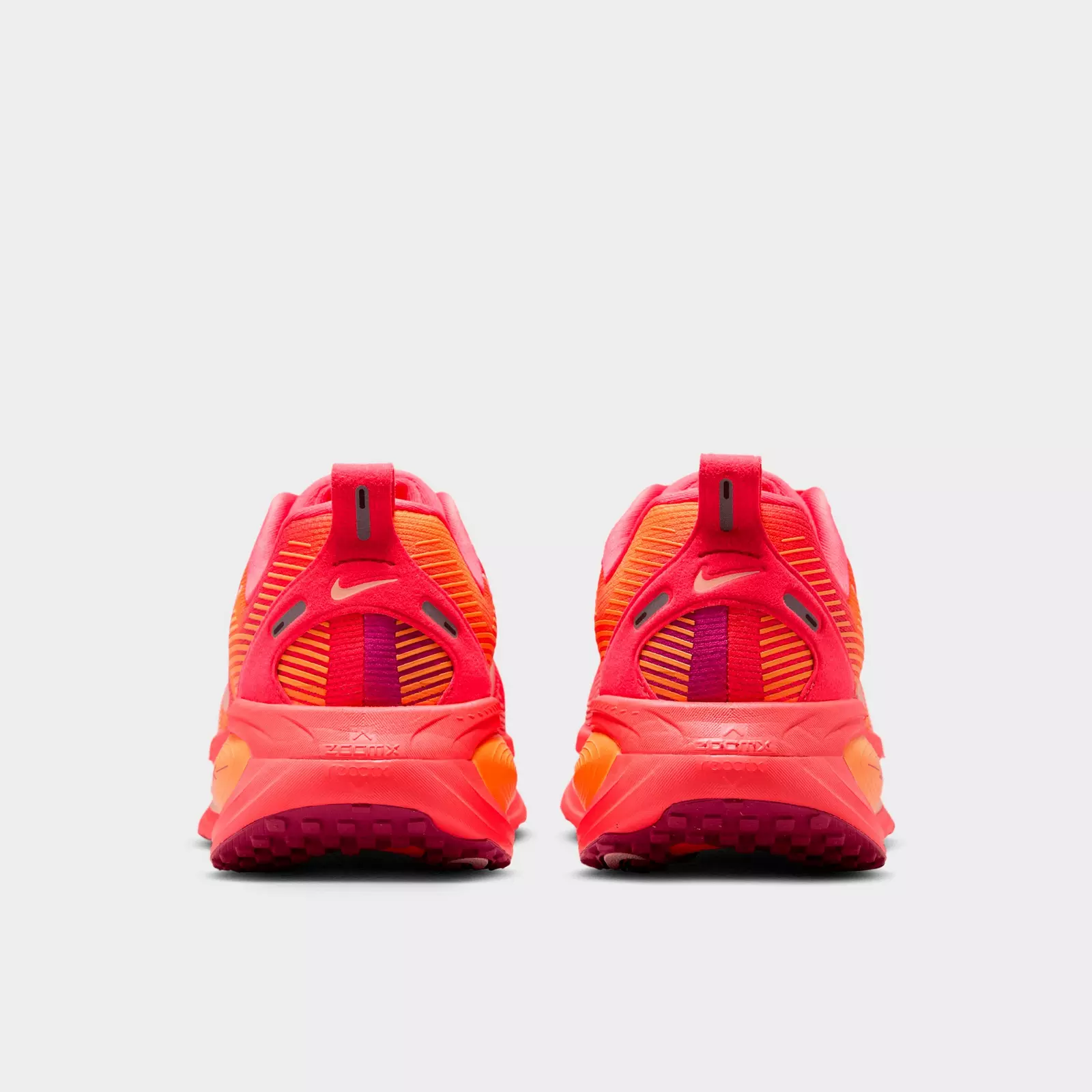 Кроссовки Women's Nike Vomero 18 SE Running, красный — фото 4