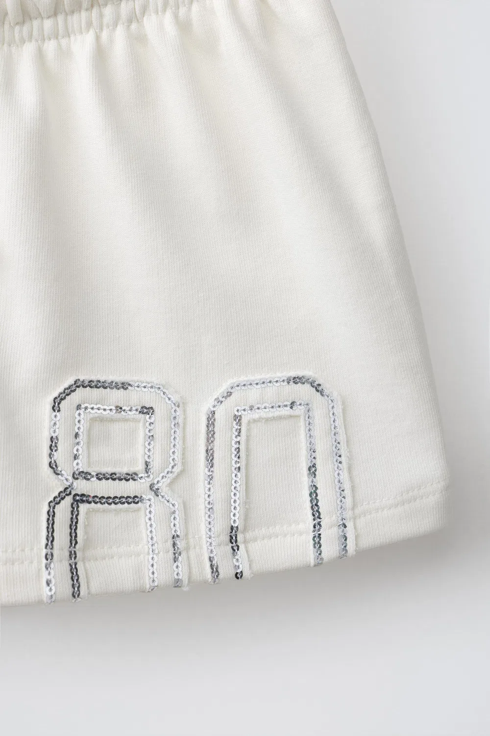 Бермудские шорты с нашивкой в виде номера, украшенной пайетками ZARA, Ecru — фото 4