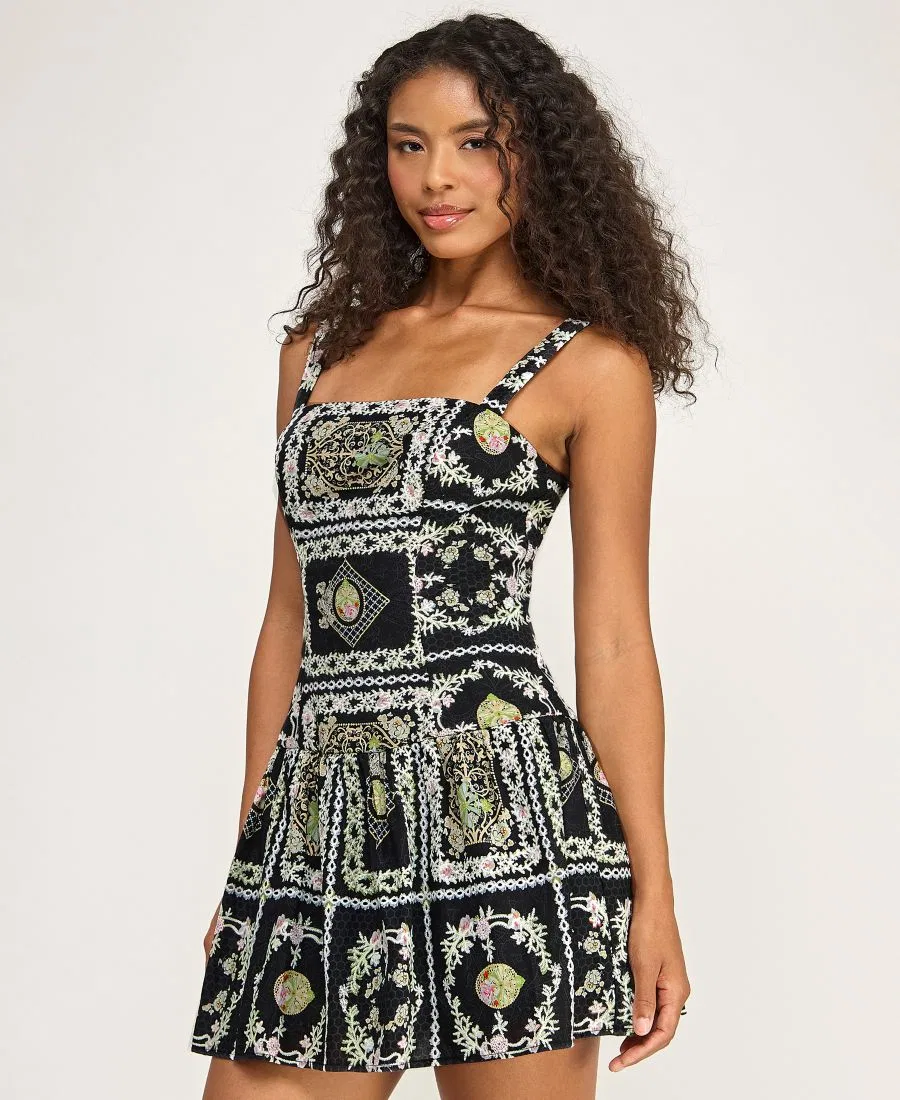 Платье короткое с квадратным вырезом, принт, модель Printed Square Neck Eyelet Drop Waist SENI & CADE, Black Multi — фото 3