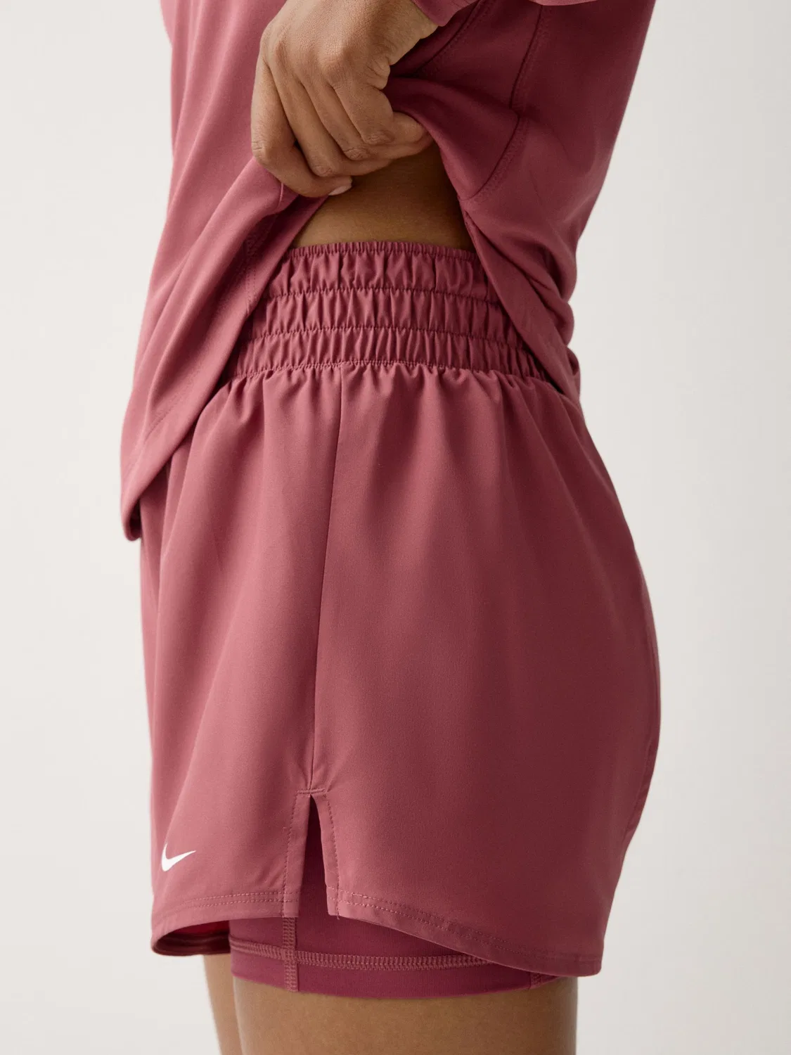 Шорты 2-в-1 с высокой талией Nike Pink Smoke One Dri-FIT, размер 3 дюйма — фото 2