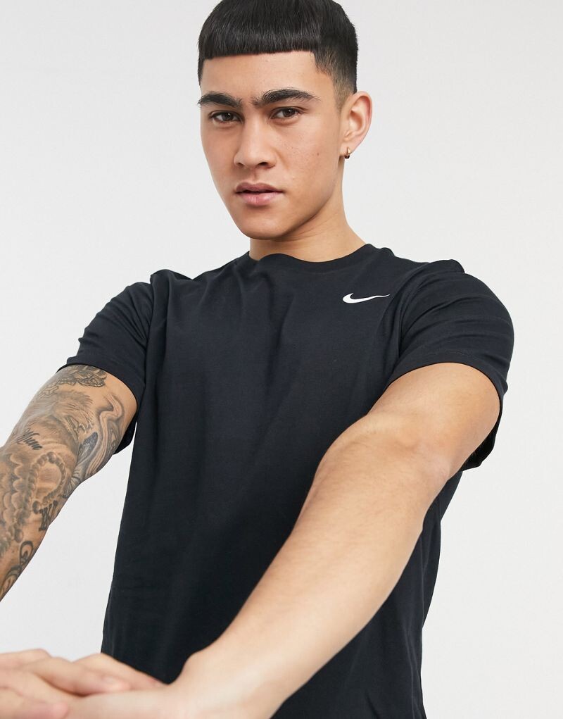 

Черная футболка Nike Dri-FIT Solid