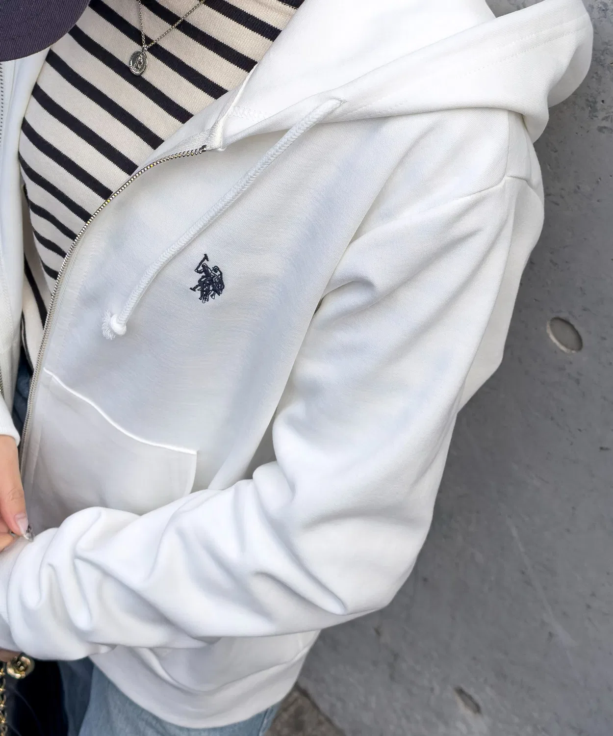 Мужской худи с молнией с принтом и брендом U.S. POLO ASSN., Белый — фото 2