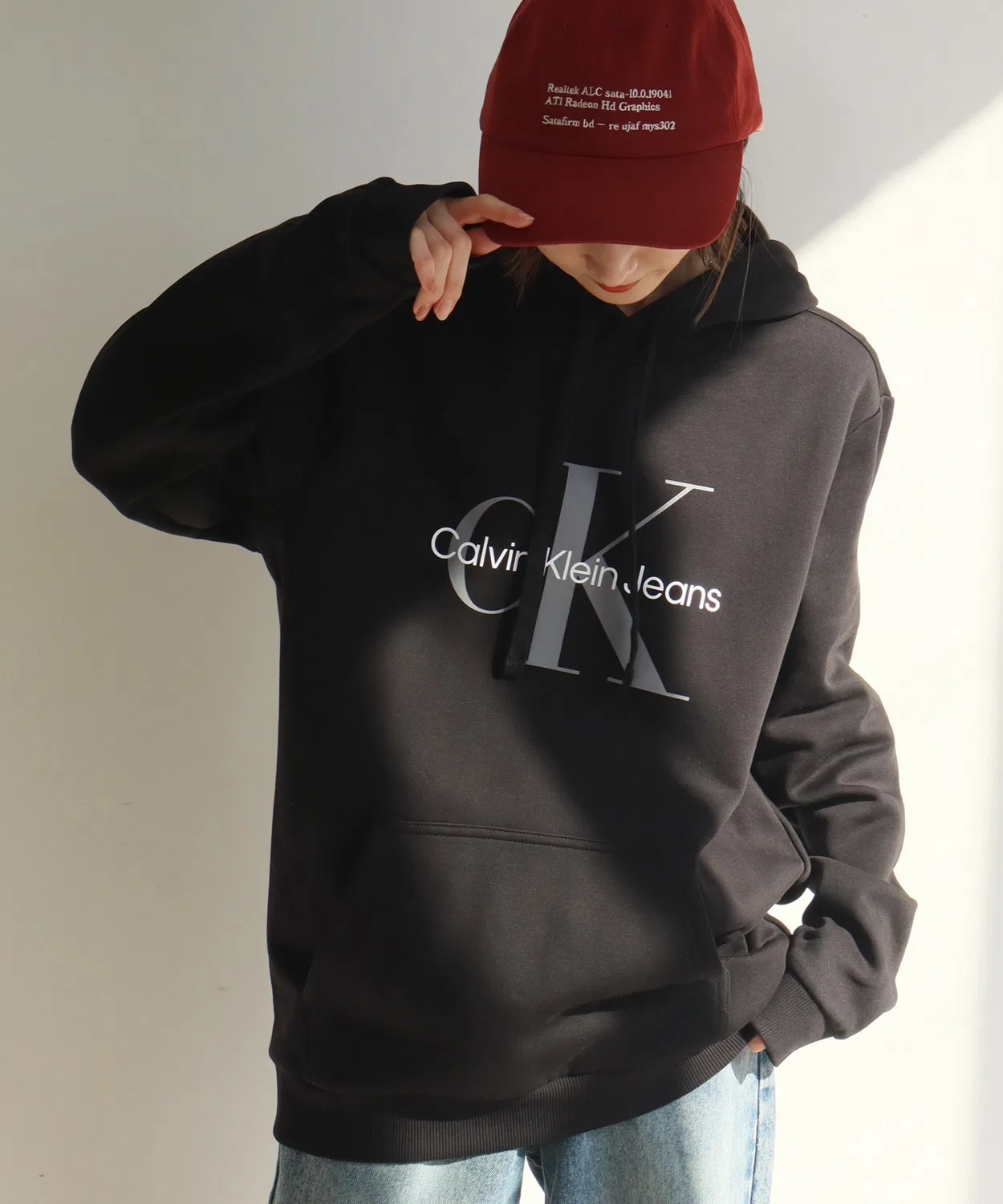 Мужское худи с длинным рукавомCalvin Klein Monogram Logo Pullover Hoodie, Black