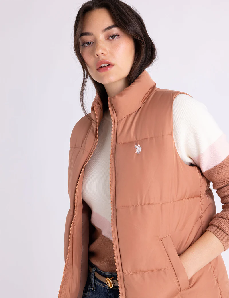 Утепленный жилет U.S. Polo Assn Classic Puffer With Zip Pockets, бежевый — фото 2