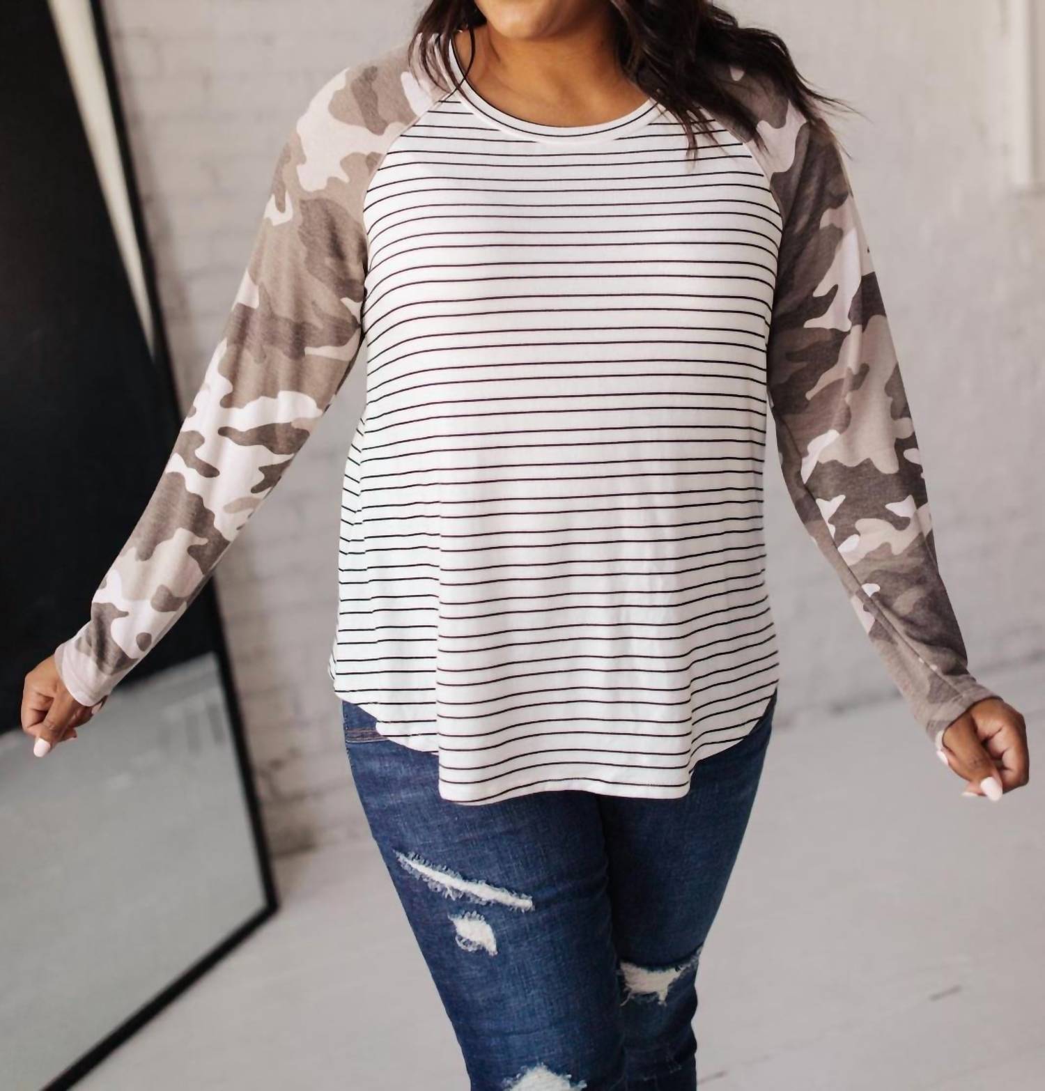 

Камуфляжный и полосатый топ с реглан в белом цвете ANDREE BY UNIT