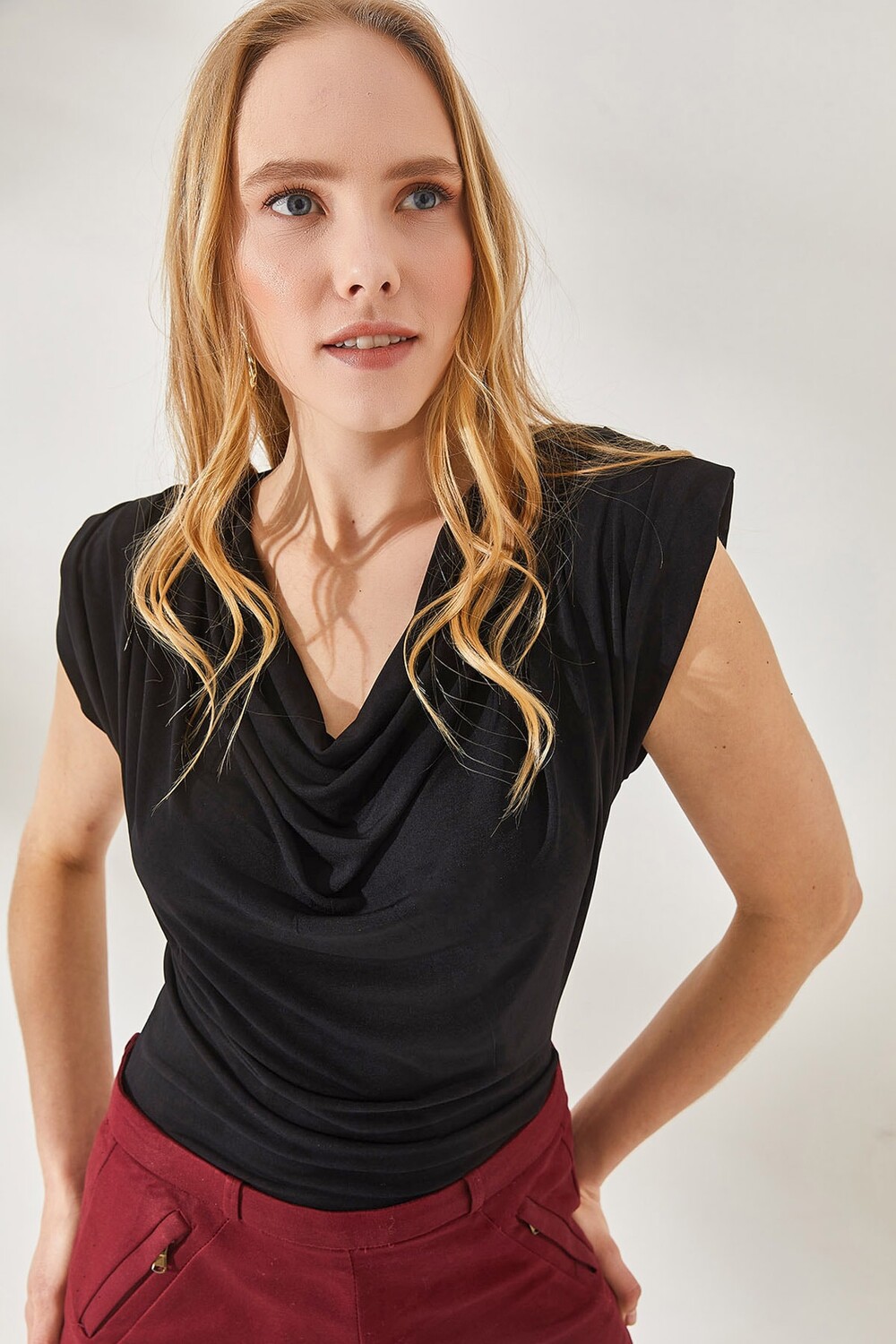 

Женская черная свободная блузка с мягким воротником Olalook, черный