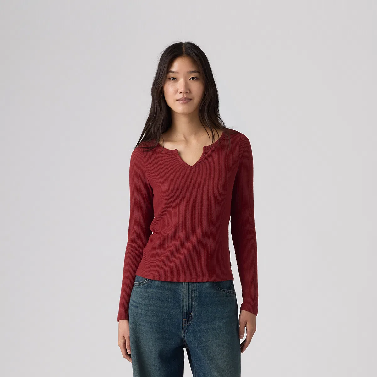 Женская футболка с V-образным вырезом прямого кроя Levis, Burgundy — фото 4