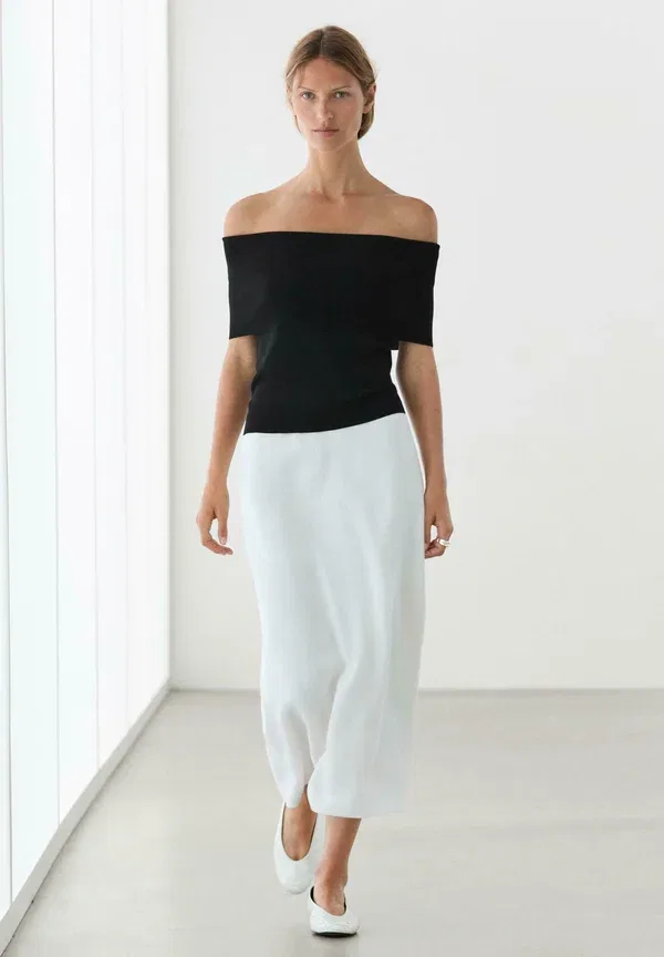 Топ с открытыми плечами из вискозы и полиамида Off-the-Shoulder top Massimo Dutti, черный — фото 4