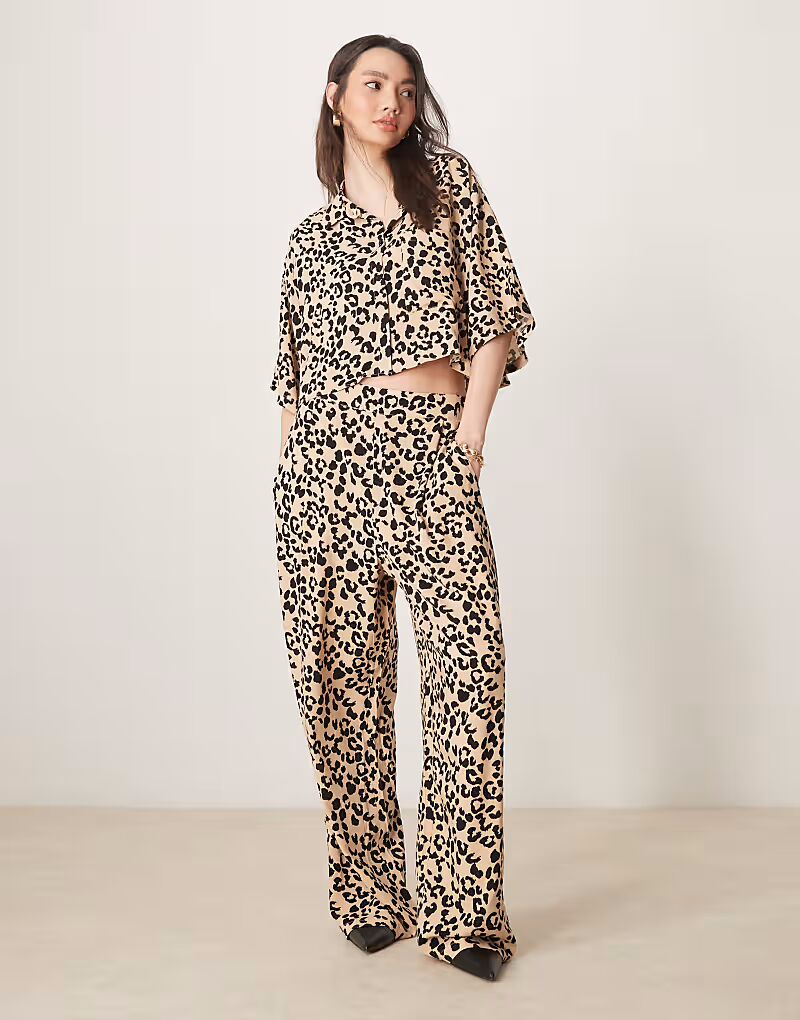 

Прямые брюки ASOS DESIGN с анималистичным принтом
