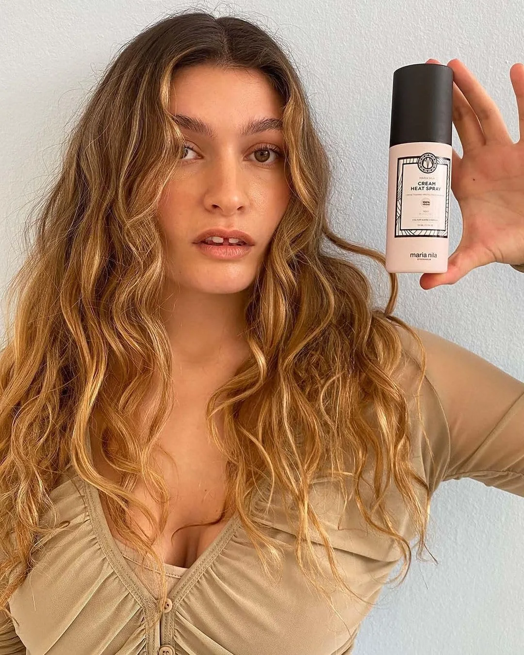 Спрей для волос Maria Nila Cream Heat Spray восстанавливает поврежденные волосы, увлажняет и предотвращает секущиеся кончики, 100% веганский продукт, без сульфатов и парабенов, 150 мл. Крем-спрей для термозащиты — фото 4