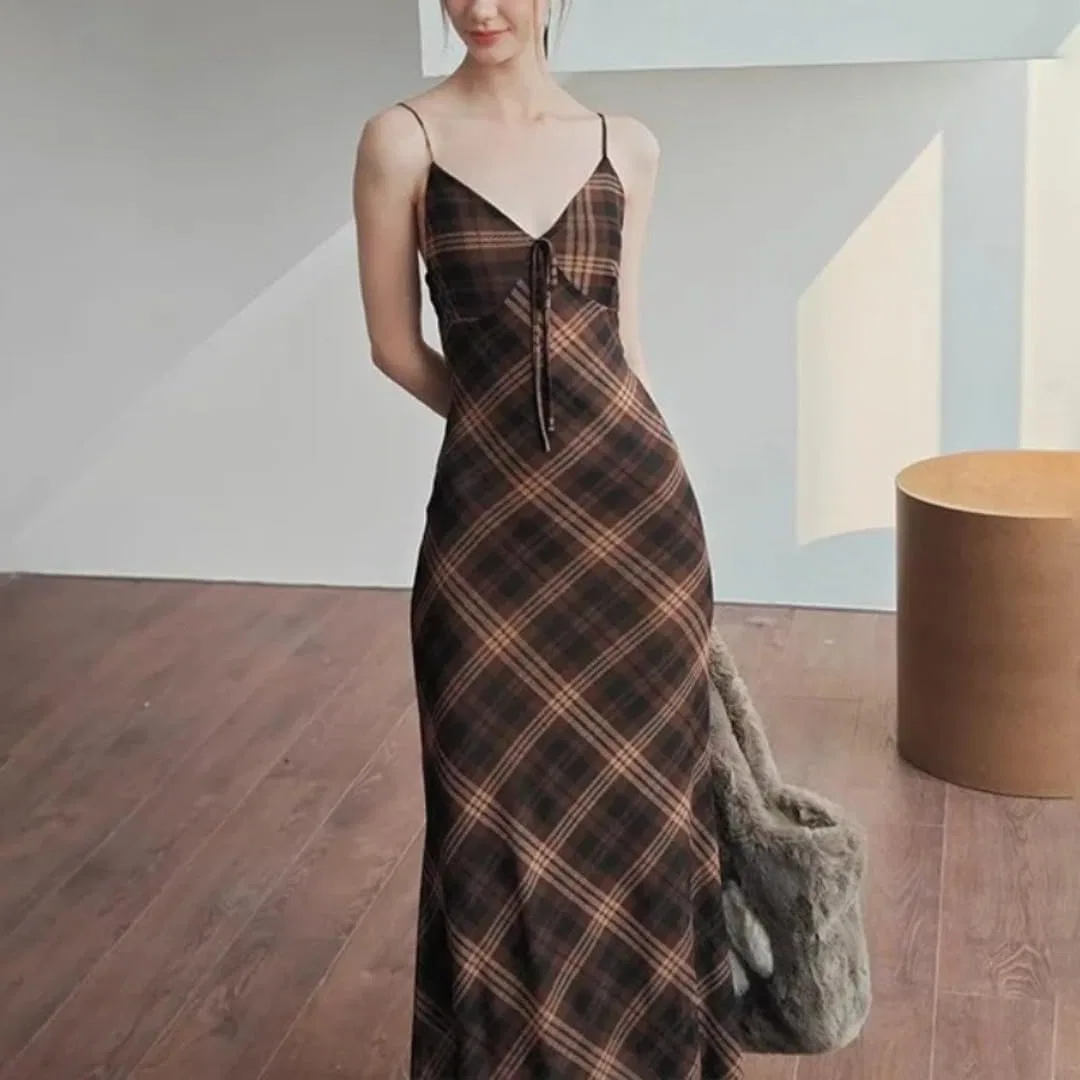 Женское вечернее платье с глубоким V-вырезом Beige — фото 2