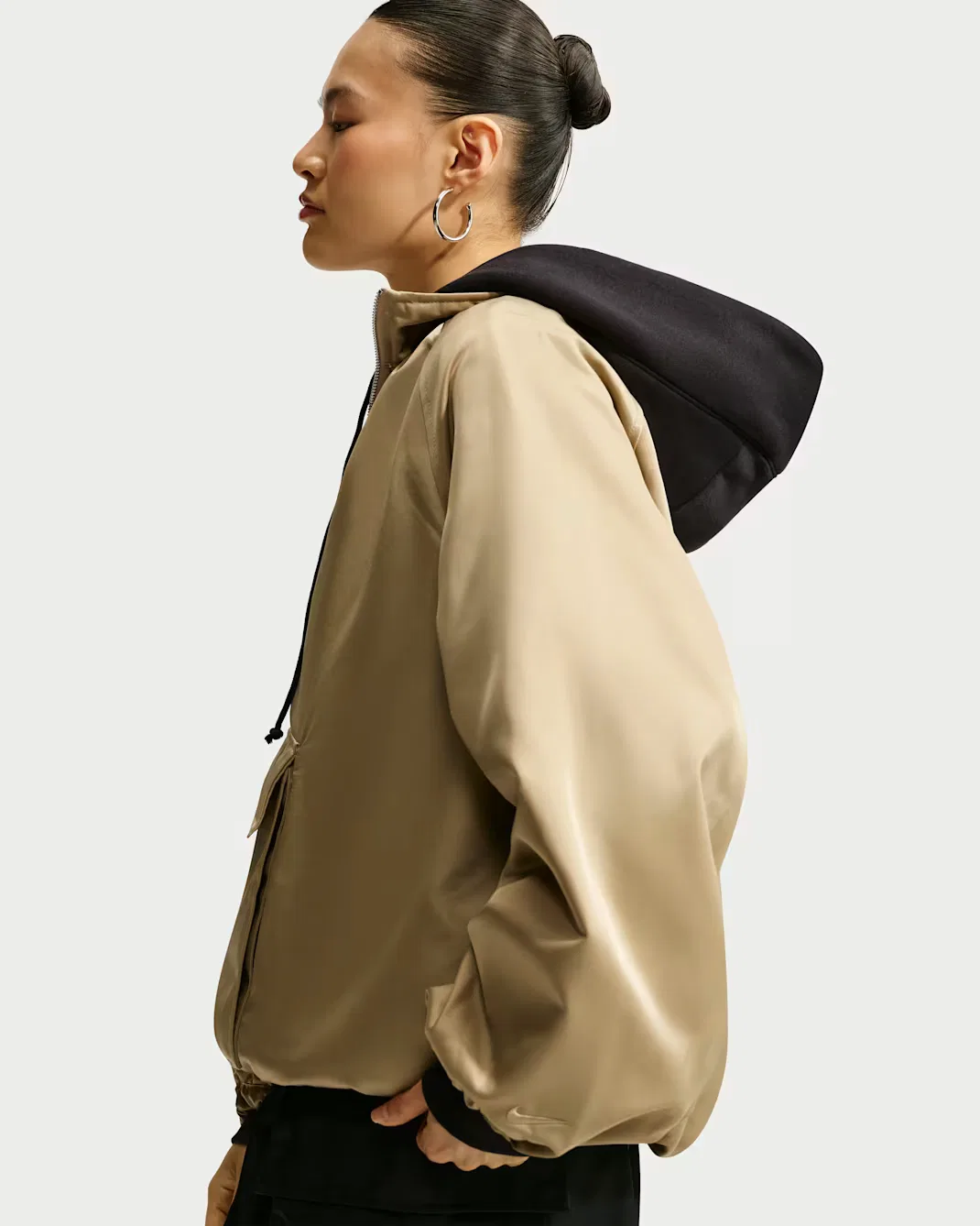 Женская атласная куртка-анорак с молнией на четверть длины Nike Sportswear, Parachute Beige/Parachute Beige — фото 3