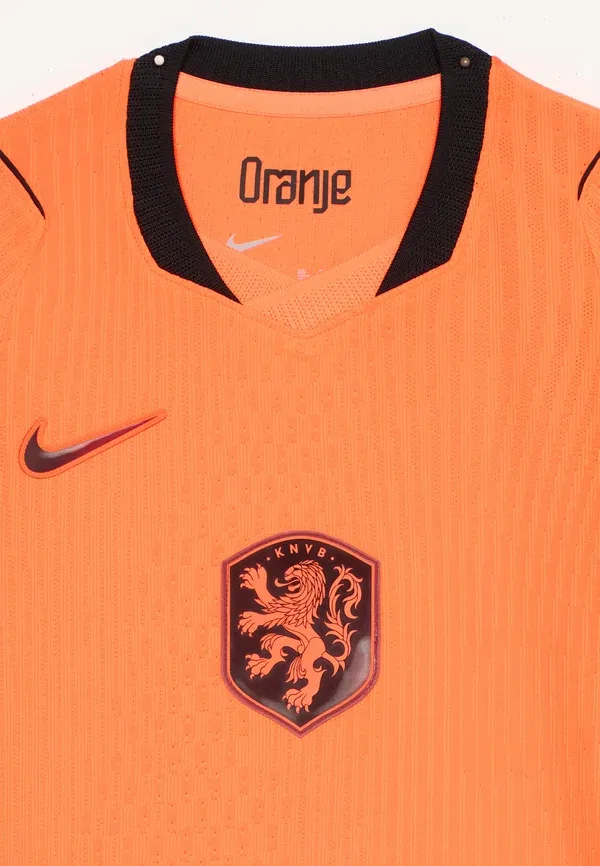 Футбольная футболка с технологией Dri-fit Netherlands KNVB Unisex Nike Performance, Hyper Crimson, черный/малиновый — фото 4