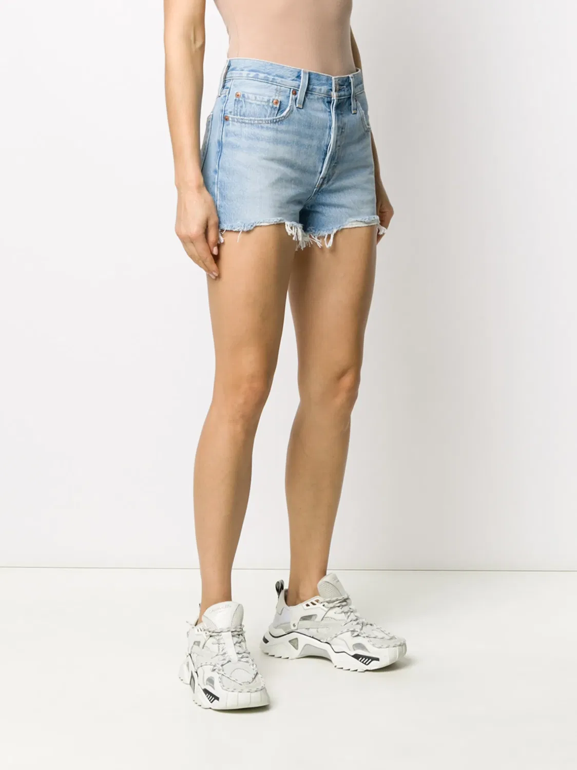 Затертые джинсовые шорты Levi's, синий — фото 4