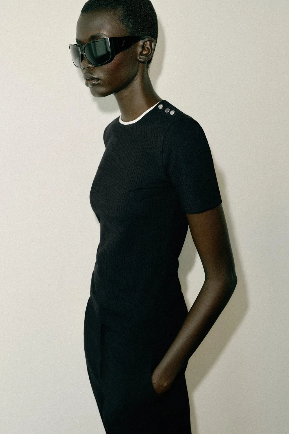 Футболка с отделкой пуговицами ZARA, Black — фото 3