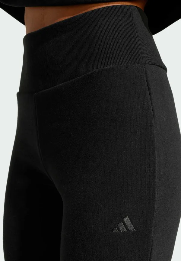 Сезонные базовые вещи: расклешенные спортивные брюки Adidas Sportswear, Black — фото 3