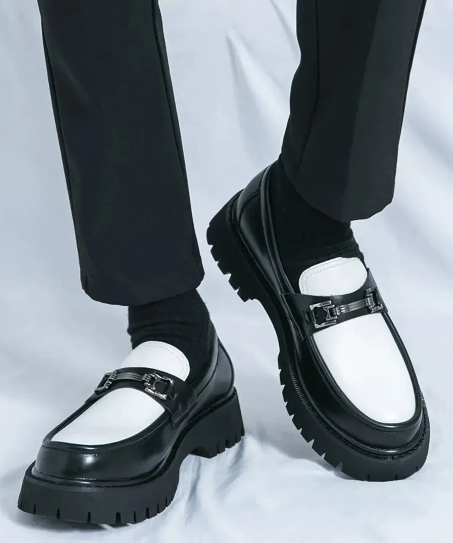 Унисекс лоферы с металлическим декором WESTBOY WO25W18SH06 белые