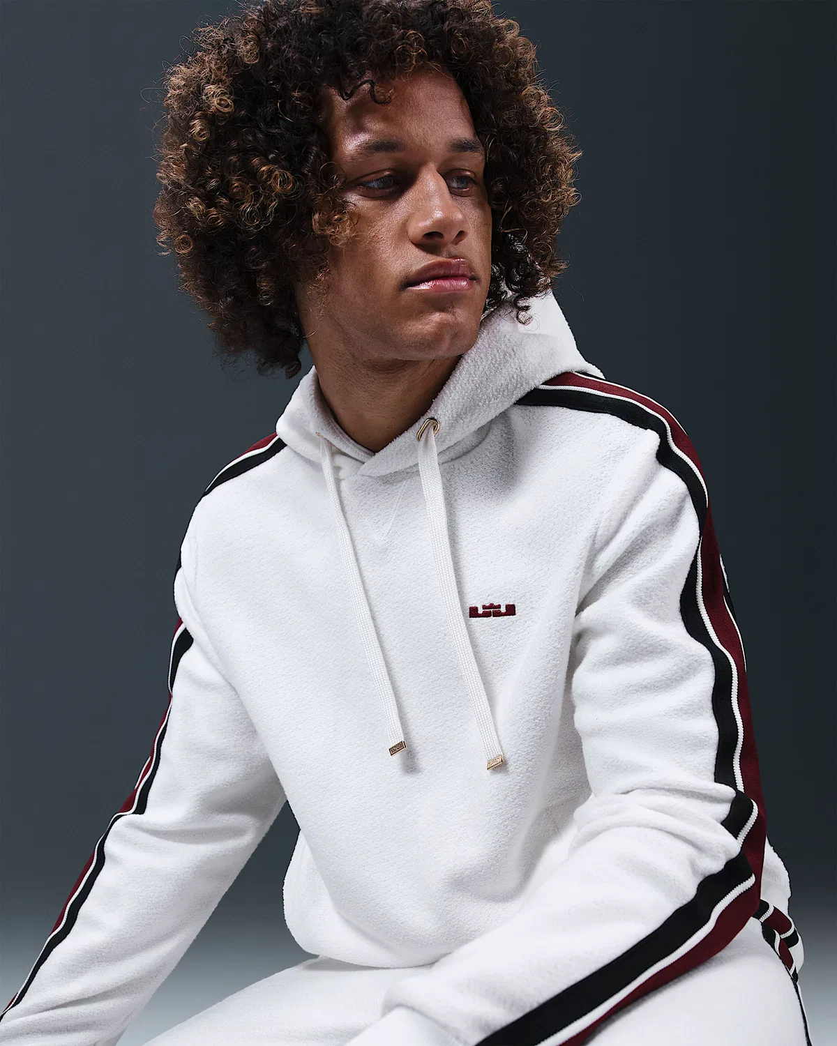 Мужская баскетбольная худи-пуловер Therma-FIT LeBron Standard Issue, Sail/Dark Team Red — фото 3