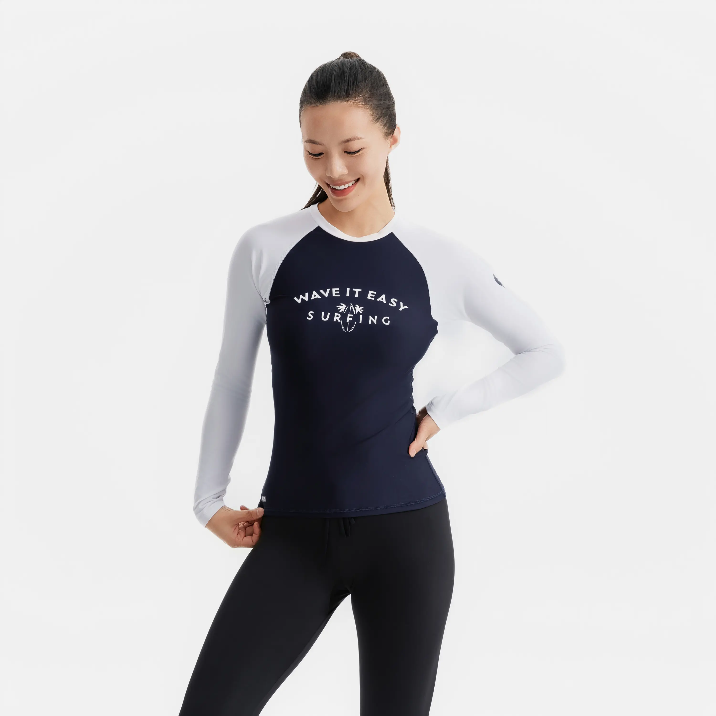 

Женская облегающая солнцезащитная футболка 100 NAVY/WHT OLAIAN