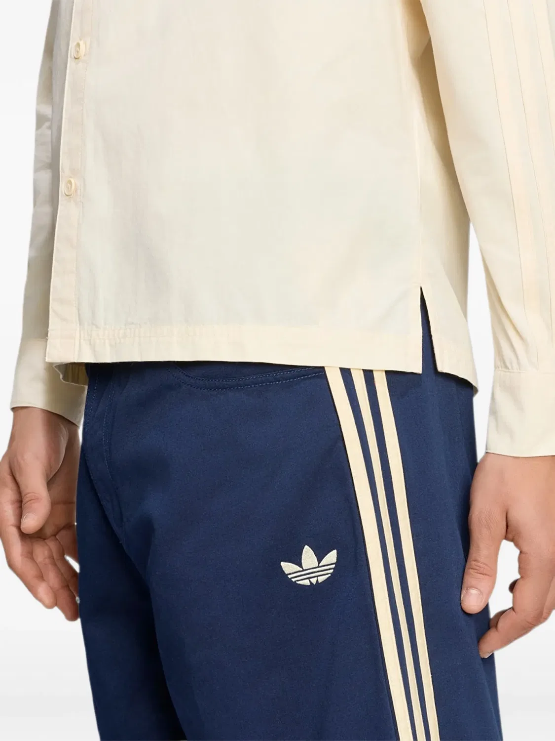 Рубашка на пуговицах с тремя полосками Adidas, нейтральные цвета — фото 4