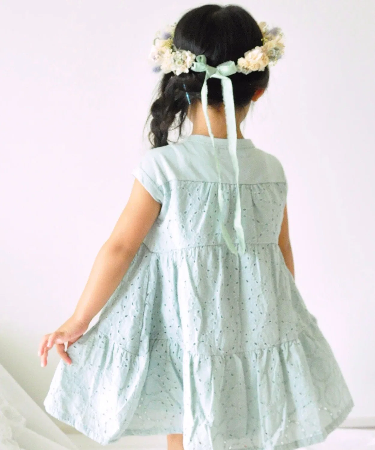 Детское платье-трапеция с кружевом и оборками, модель Lace Tiered, coto cotte, White — фото 2