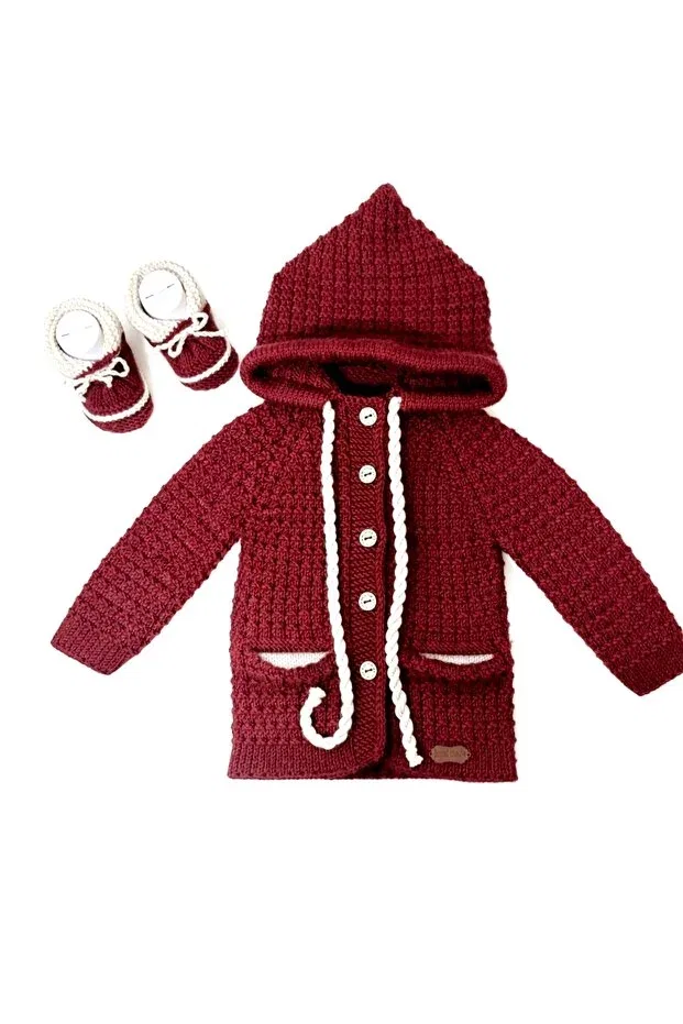 Детский кардиган с капюшоном с комплектом пинеток Hand-Knitted baby boy burgundy colored hooded cardigan with pockets and booties set Minohouse, Burgundy