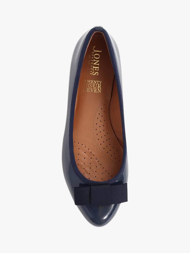 Кожаные балетные туфли-лодочки soleil широкой посадки Jones Bootmaker, цвет Navy Patent — фото 4