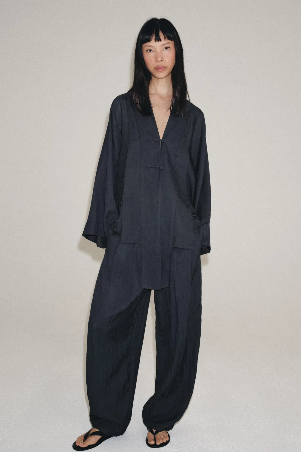 Рубашка-свитер из коллекции ZW с застежкой в виде лягушки. ZARA, Dark grey — фото 2