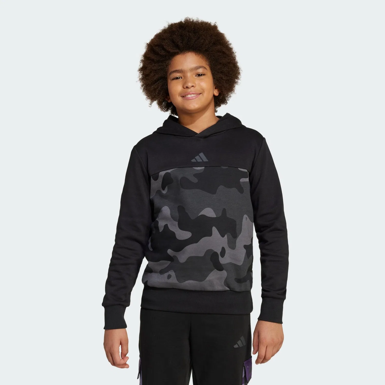 Детское худи с камуфляжным принтом Seasonal Essentials Camouflage-Print Fleece-Hoodie Kinder Adidas, Schwarz Weiss — фото 3