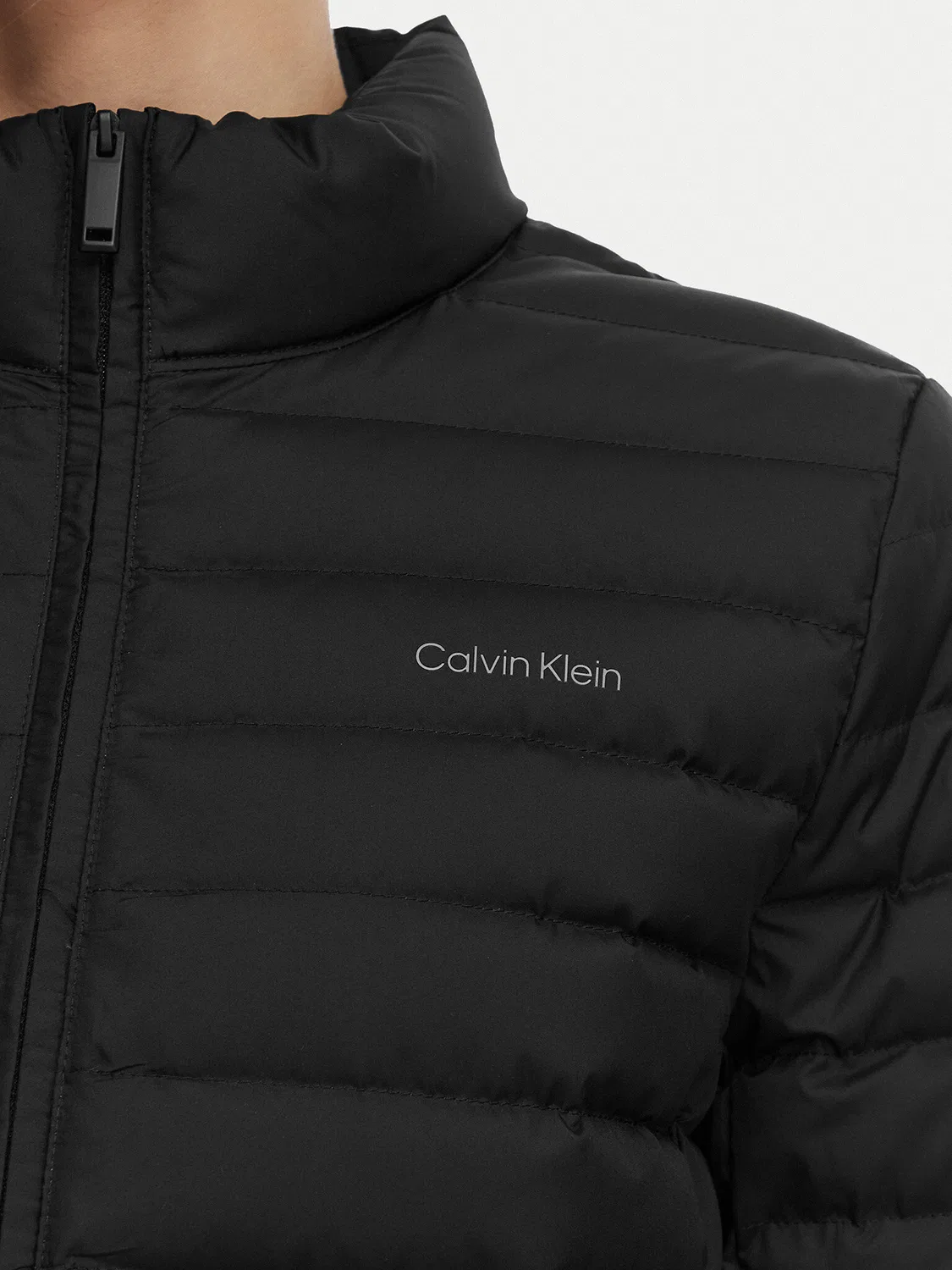 Женский пуховик стандартного кроя Calvin Klein, черный — фото 4