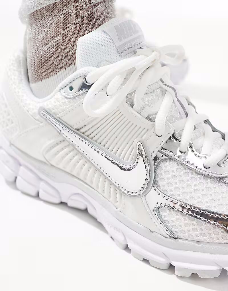 Кроссовки Nike Zoom Vomero 5 белого и серебристого цветов — фото 3