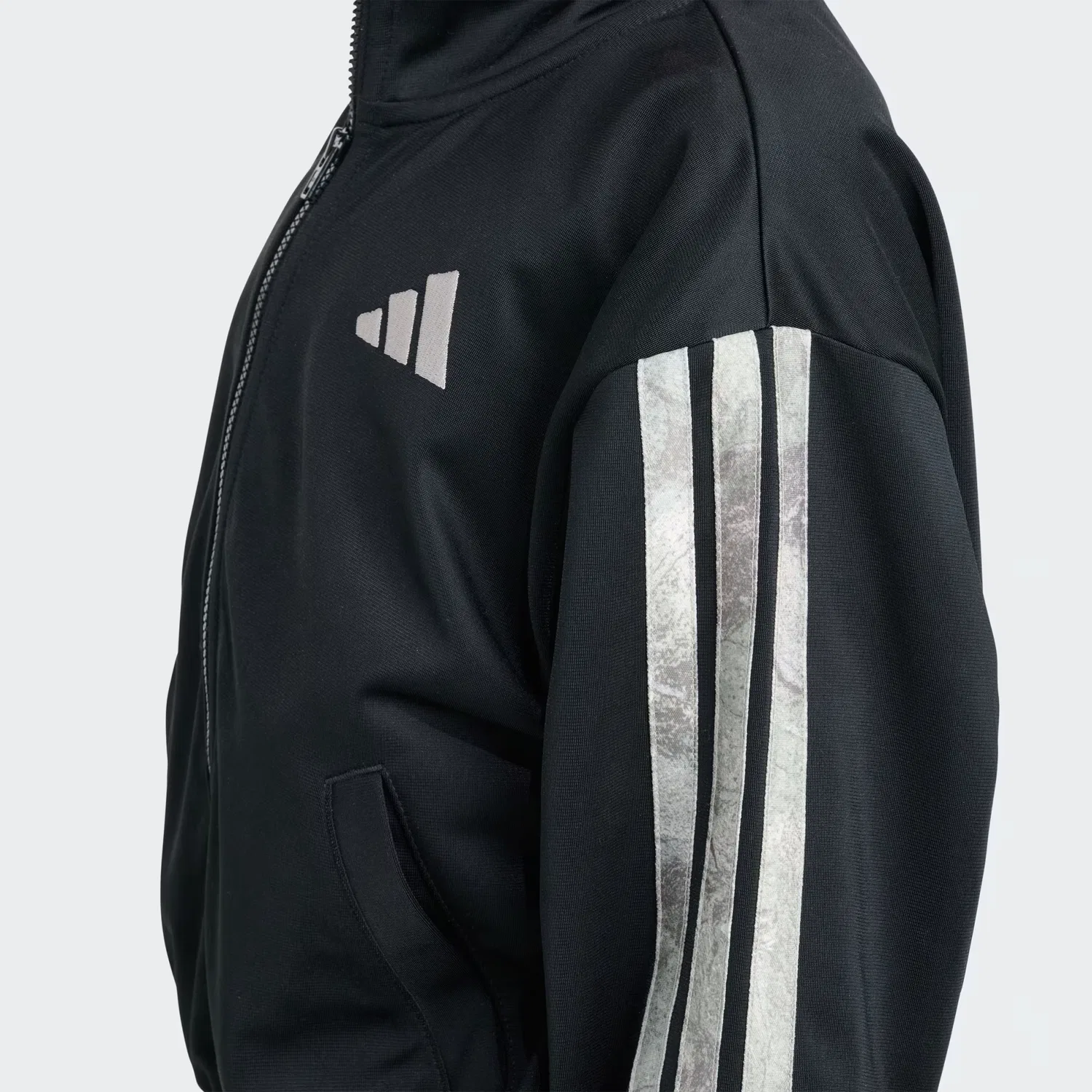 Детский спортивный костюм с камуфляжным принтом из куртки и штанов Rock Camo Adidas Sportswear, черный — фото 3