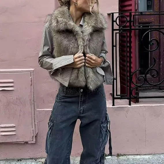 Женский теплый жилет без рукавов с воротником-шалькой из искусственного меха, grigio — фото 3