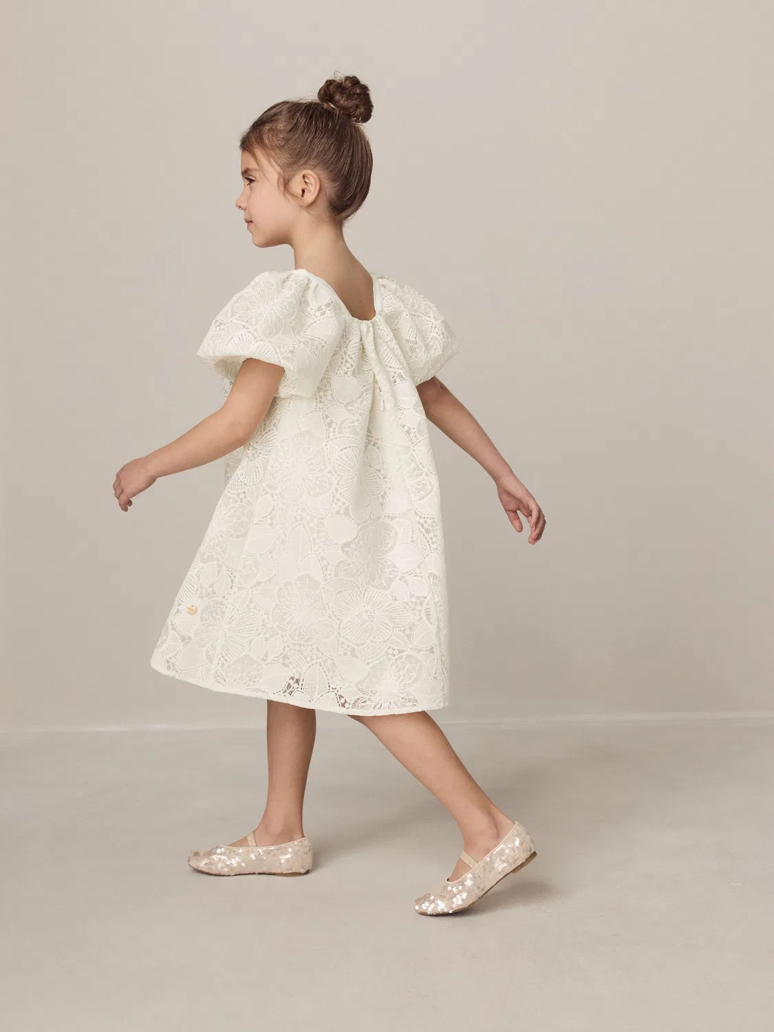 Платье с кружевным бантом Laura Ashley, белое — фото 3