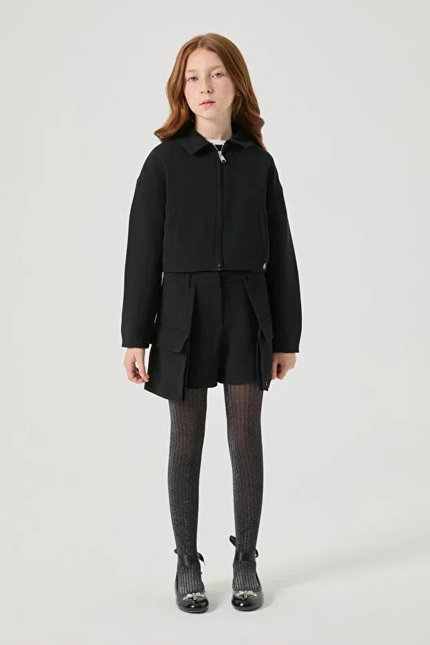 Черная куртка продавщицы из магазина Bg Guess