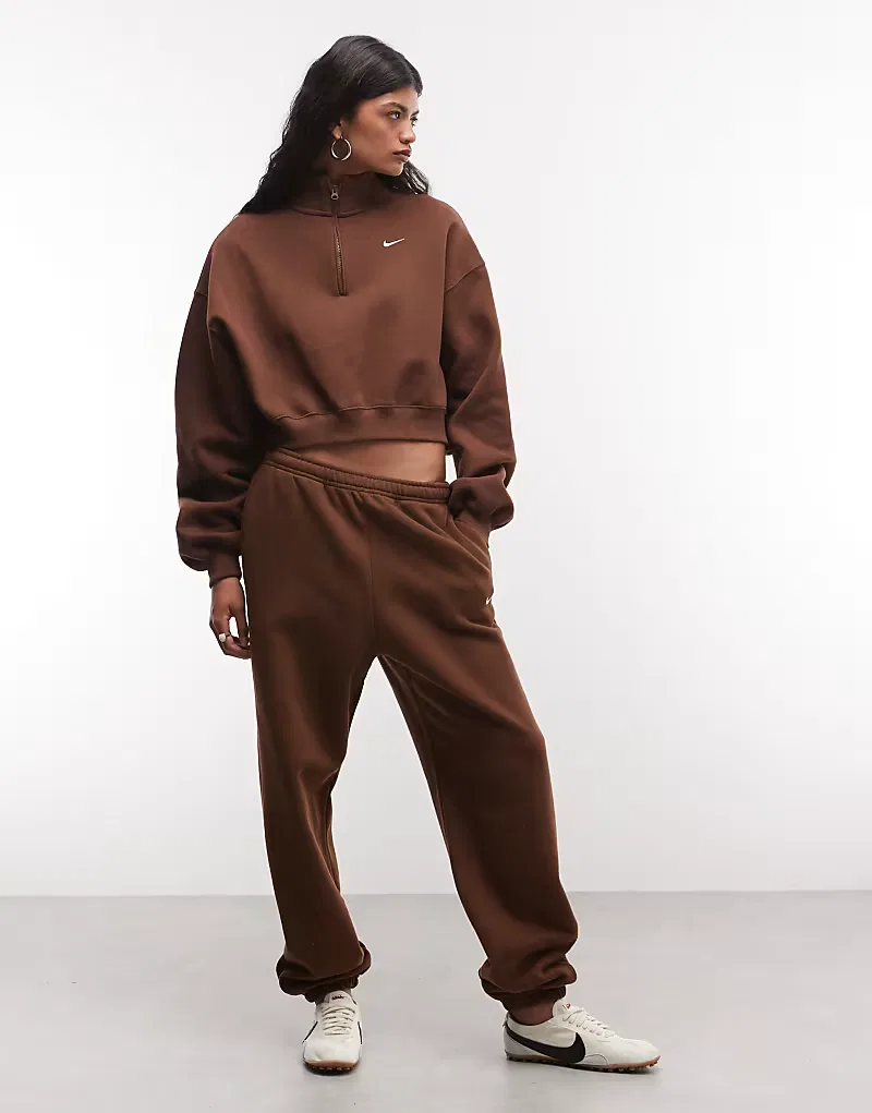 Спортивные брюки Nike Studio Fleece средней плотности, свободного кроя, с отворотами, коричневый — фото 2
