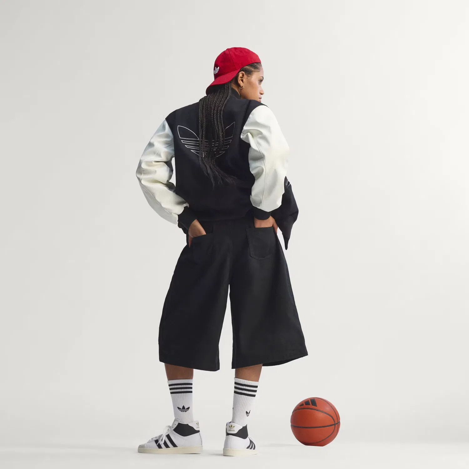Куртка-бомбер с баскетбольным принтом Originals Basketball Jacket Adidas Originals, черный — фото 2