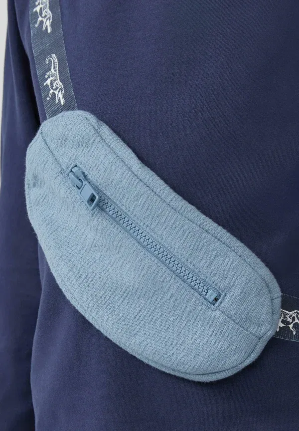 Лонгслив с нагрудным карманом Longsleeve mit aufgesetzter reissverschlusstasche S.Oliver, Tiefblau, синий — фото 4