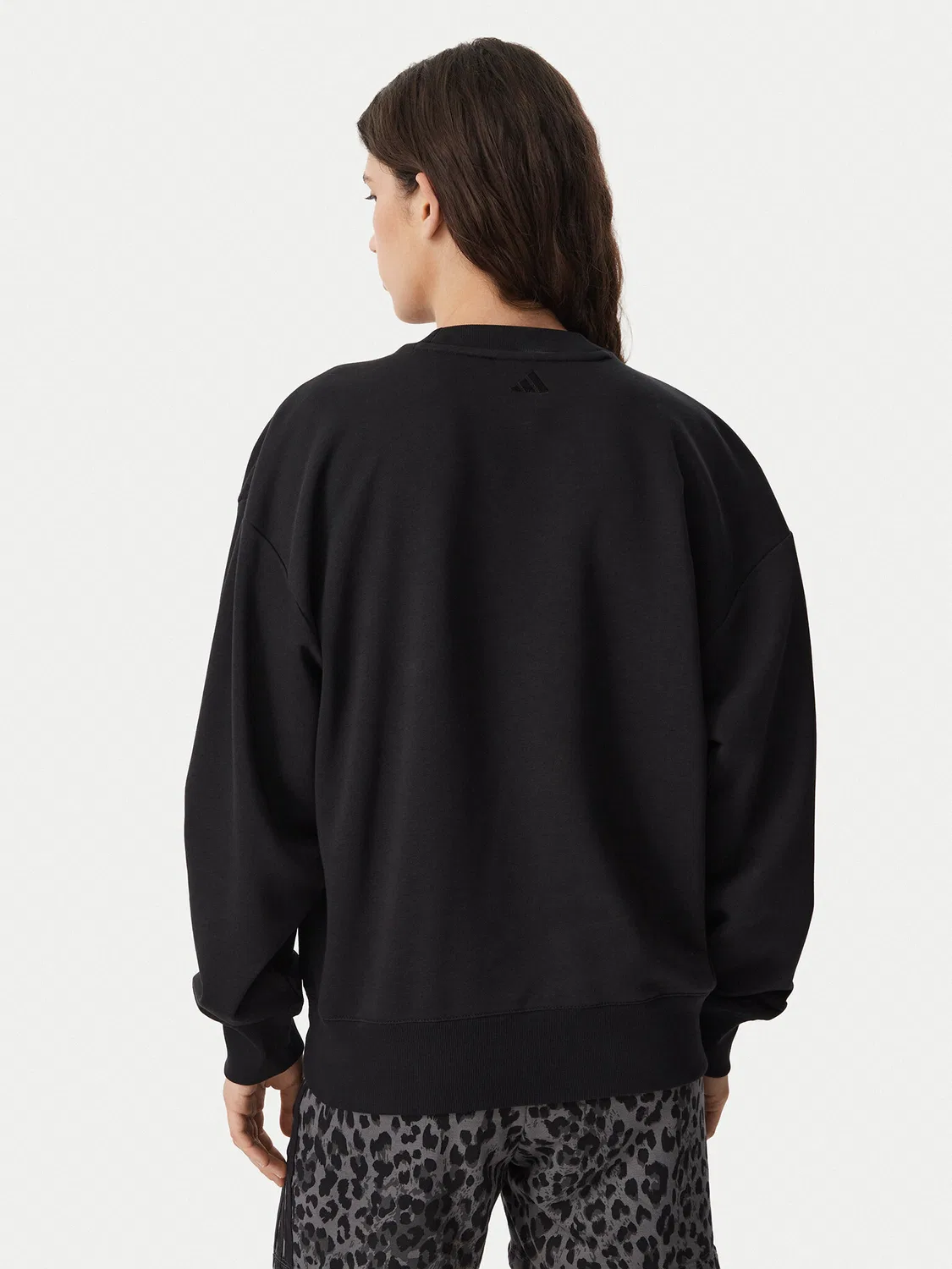 Женская толстовка стандартного кроя Seasonal Essentials Stain V-Neck Sweatshirt Adidas, черный — фото 3
