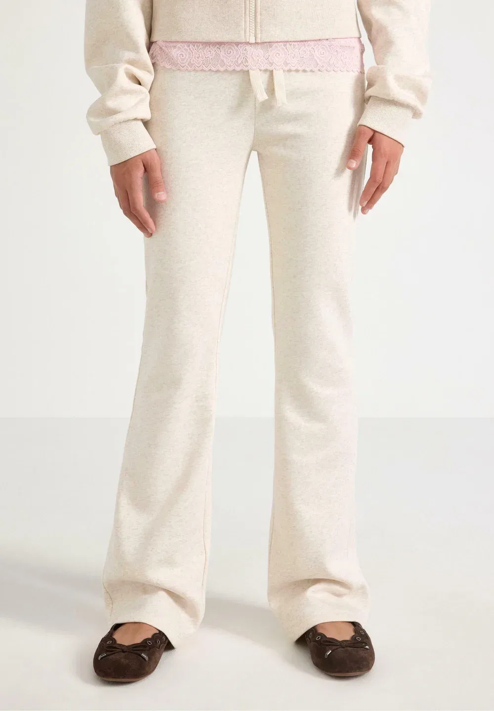 Расклешенные спортивные штаны - брюки от спортивного костюма Lindex, Light Beige Melange — фото 2