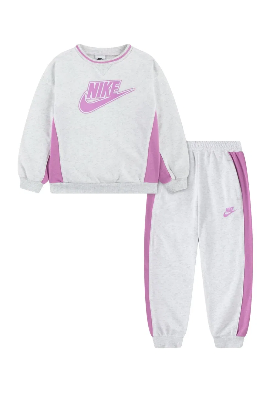 Спортивный костюм Nike Sportswear серого цвета с пятнистым рисунком
