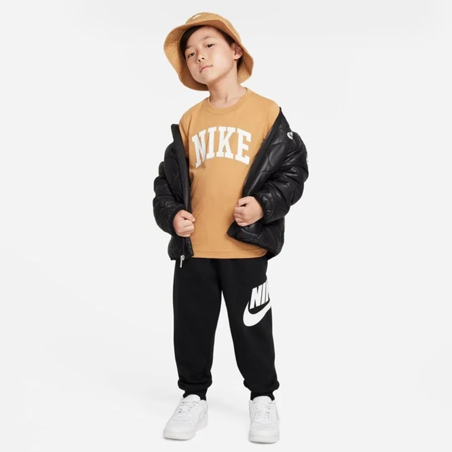 Детская футболка из хлопка с коротким рукавом Club Little Jersey Knit Nike, Горчичный — фото 2