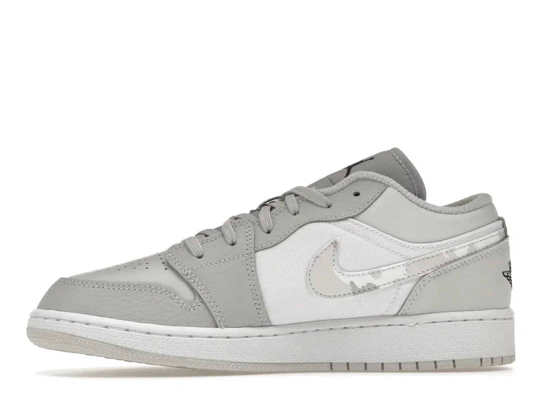 Детские кроссовки Lifestyle с камуфляжным принтом Jordan 1 Low Jordan, White/Photon Dust-Grey Fog — фото 3