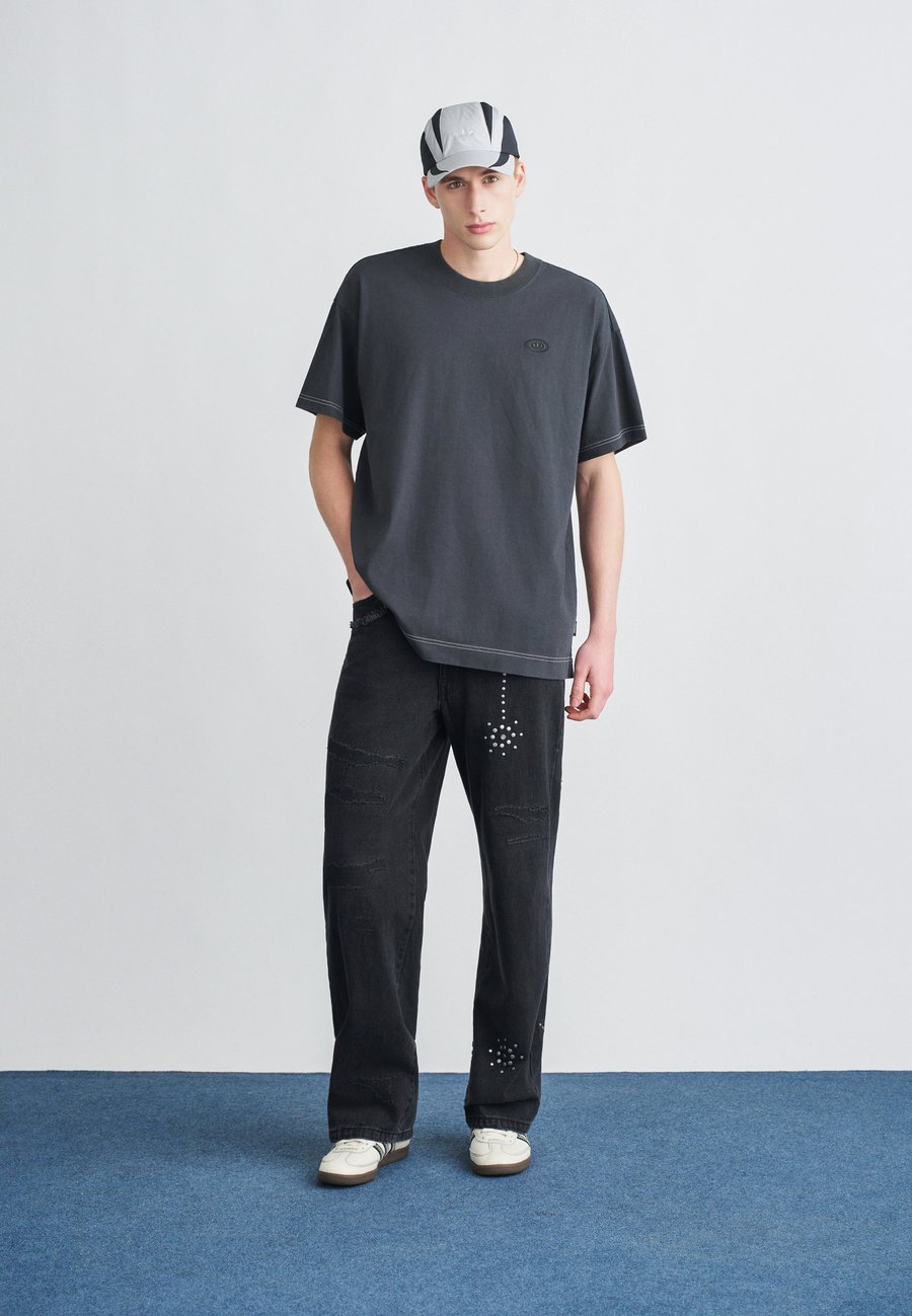 Футболка Adidas Originals GRAPHIC TEE, Anthracite — фото 2