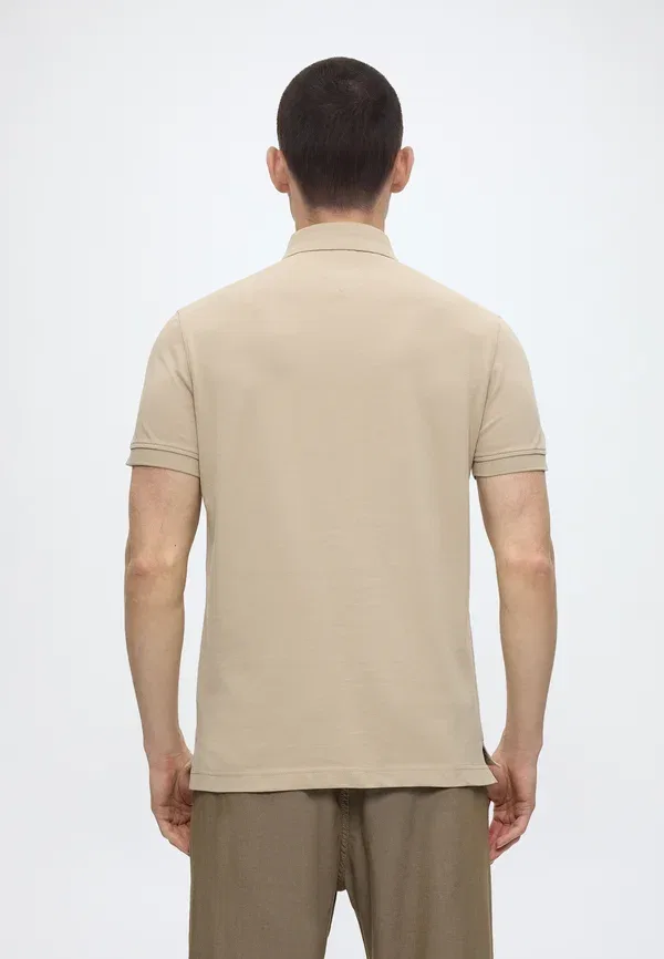 Футболка поло Tommy Hilfiger 1985 Regular Polo Core Essentials, цвет батик-хаки — фото 3