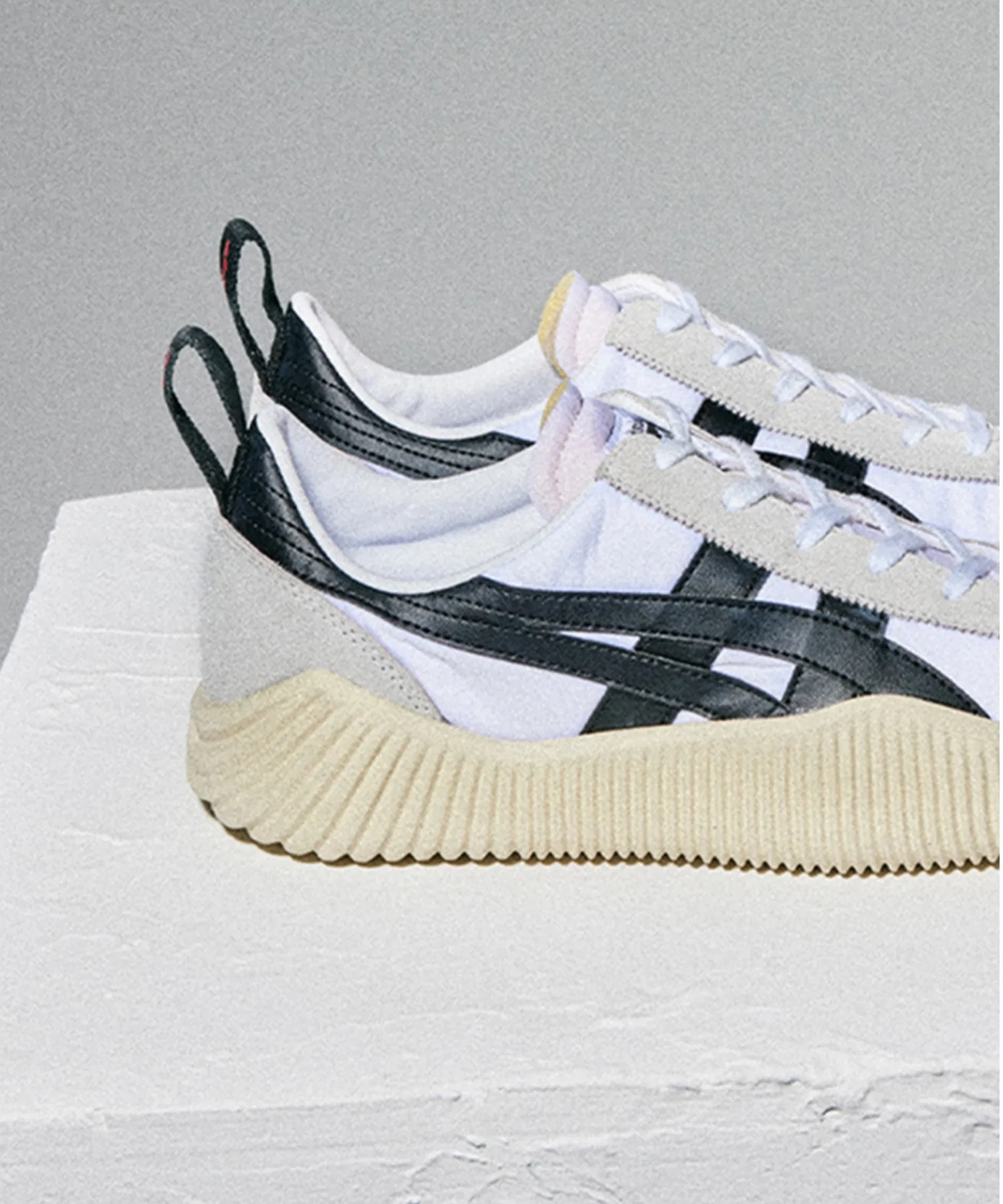 Унисекс кроссовки ACROMOUNT из ткани и кожи Onitsuka Tiger бело-чёрные — фото 4