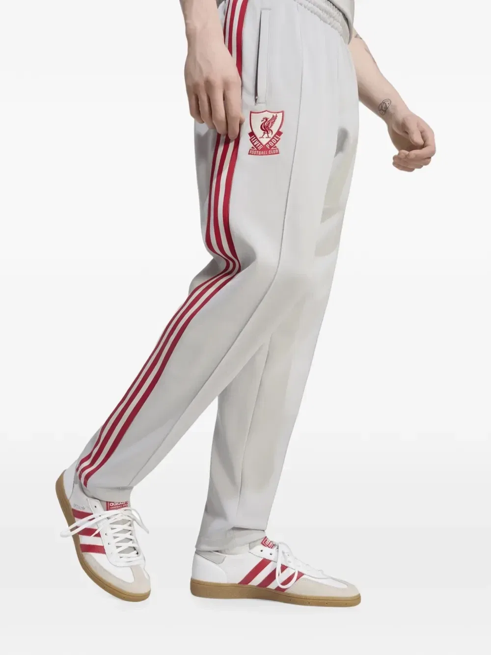 Спортивные брюки с боковыми полосками и вышитым логотипом adidas X Liverpool FC, серый — фото 2