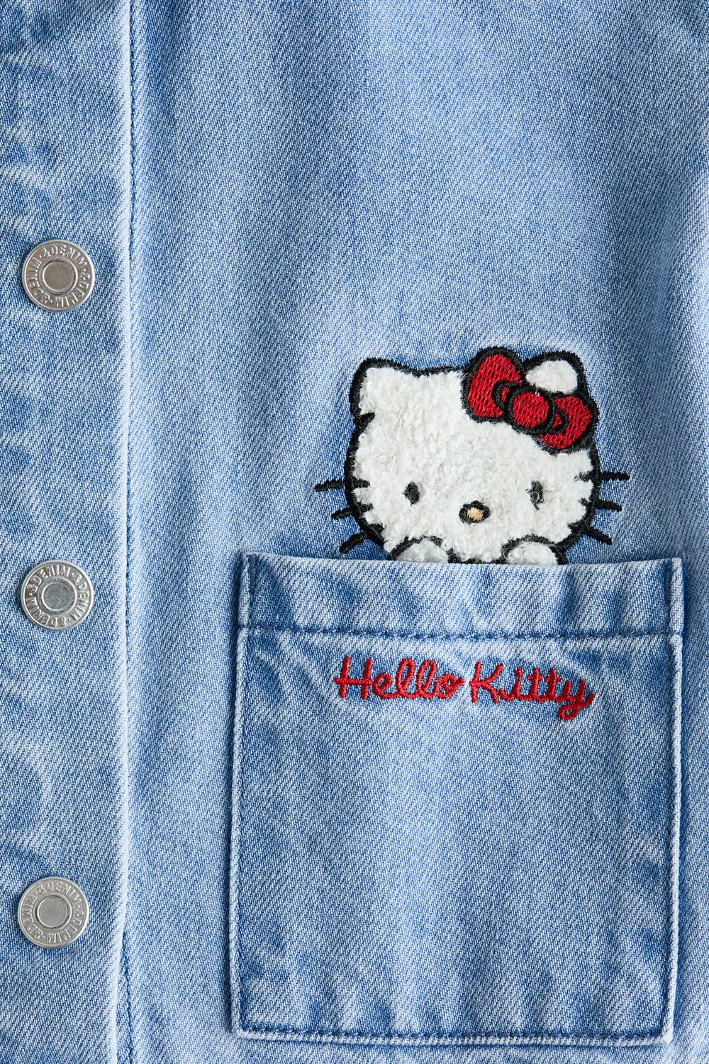 Джинсовая куртка с вышивкой H&M, Denimblau/Hello Kitty — фото 2